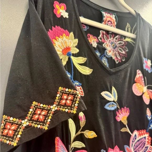 Johnny Was Gracey Trapunto Embroidered Floral Butterfly Short Sleeve T-Shirt - Picture 5 of 7